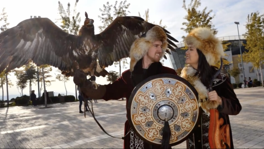 Malika Jones a Gareth Jones yn Kazakhstan