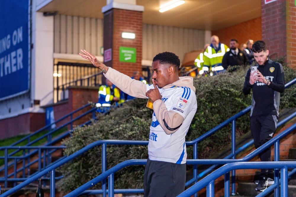 Dylan yn ffilmio cynnwys wedi i Leeds sicrhau dyrchafiad. (Llun: Leeds United/Danny Rich)