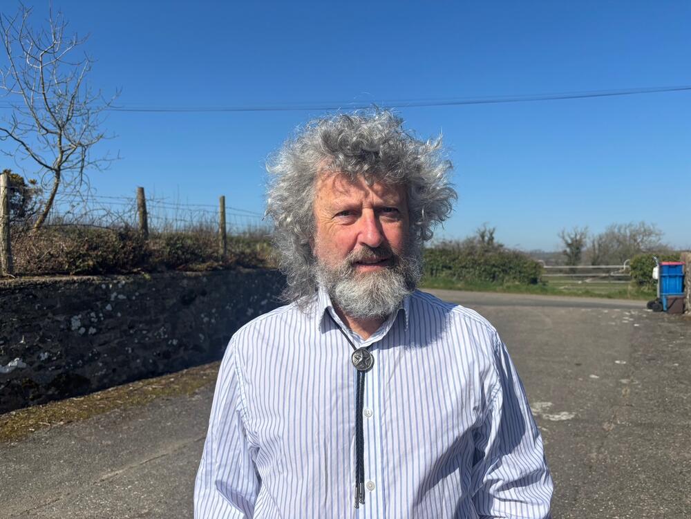 Robat Idris, o'r grŵp ymgyrch gwrth-niwclear Pawb