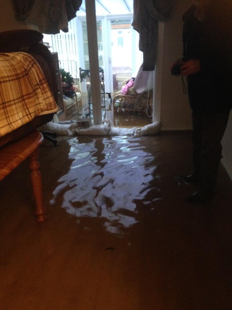 Dyma oedd yr olygfa yn nhŷ Alan yn ystod y llifogydd