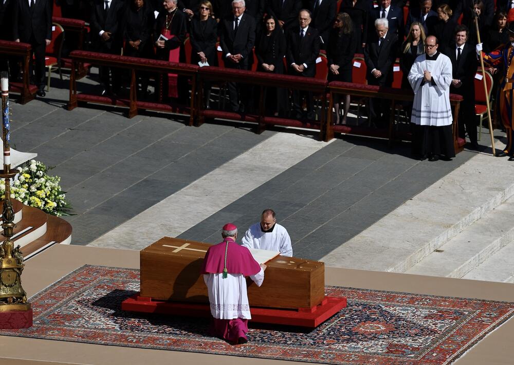 Bu farw'r Pab Ffransis, Jorge Mario Bergoglio, yn 88 oed yn ei gartref, Casa Santa Marta, fore Llun y Pasg.
