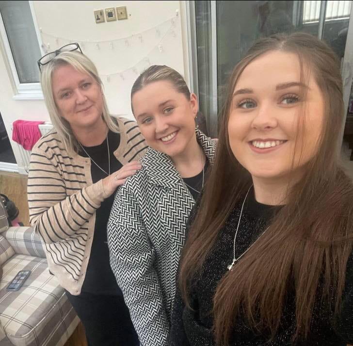 Sioned Wyn Green gyda'i merched, Lowri a Lois.