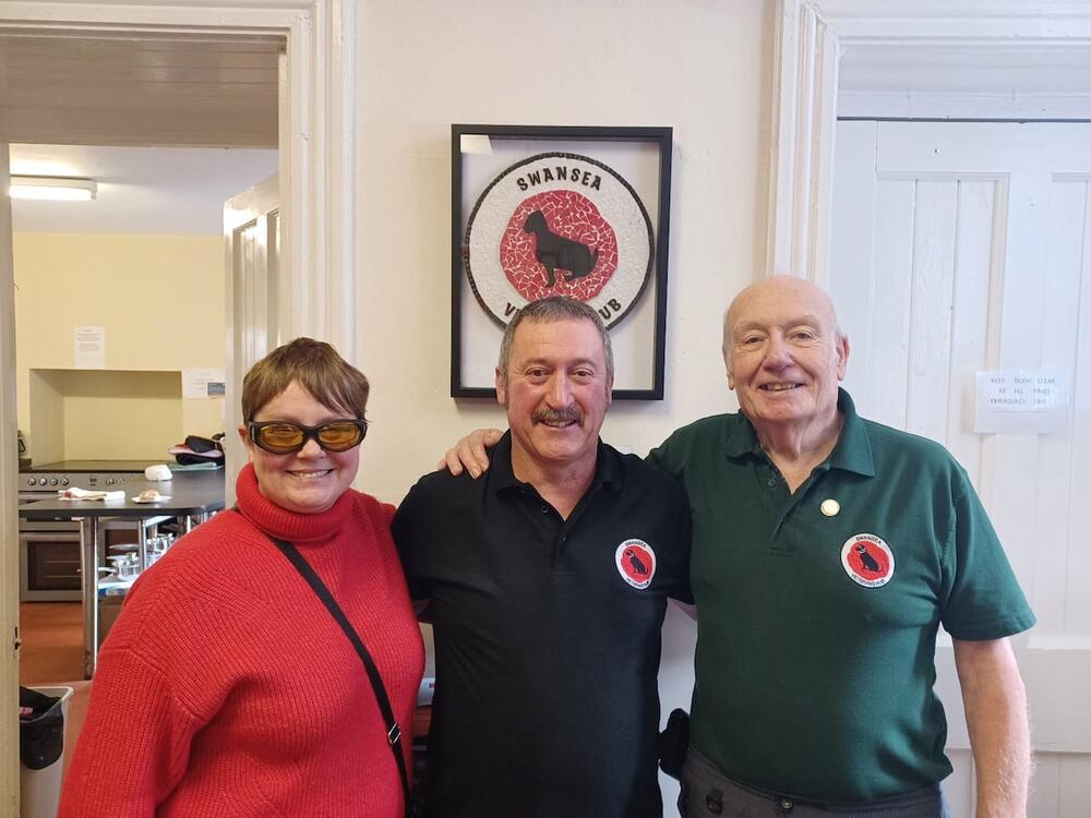 Sheila Botley gyda Prif Weithredwr Swansea Veterans Hub Wayne Jenkins (canol) a Lance Williams