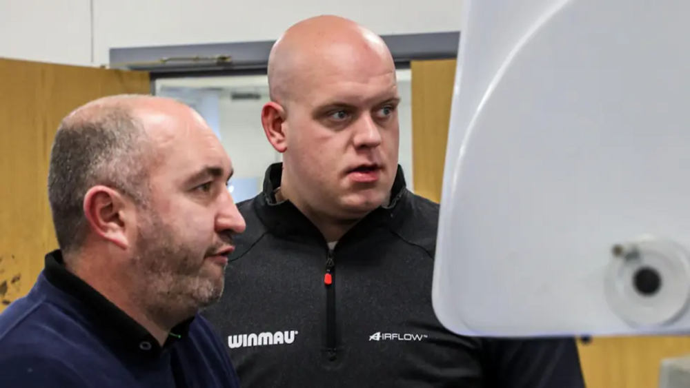 Lee Huxtable yn gweithio gyda Michael van Gerwen