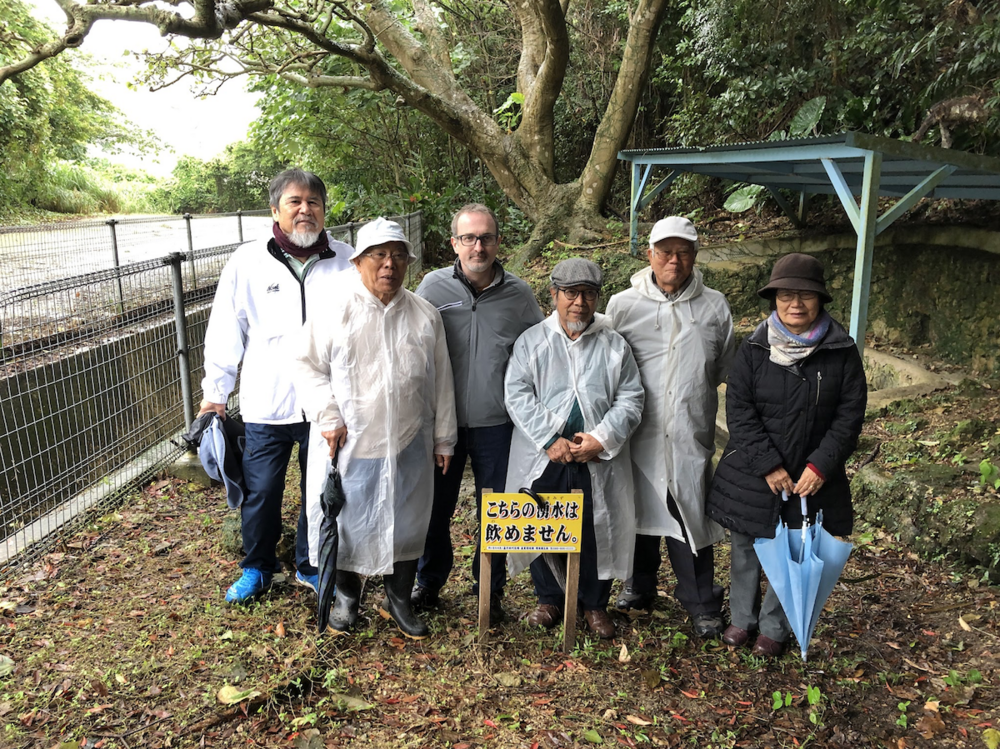 Jon Mitchell a phobl Okinawa