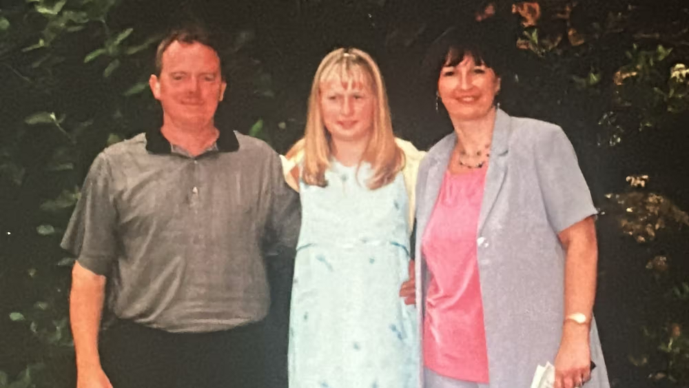 Talina Jones gyda'i rhieni