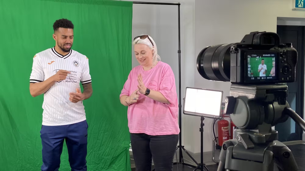 Talina Jones gyda chwaraewr yr Elyrch, Cyrus Christie yn 2022. Llun: Clwb Pêl-droed Abertawe