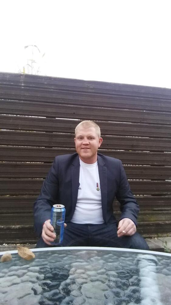 Gareth cyn dechrau ei siwrne o adferiad