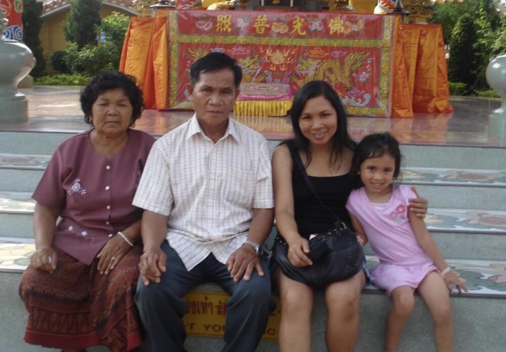 Dream yn iau gyda'i theulu yng Ngwlad Thai