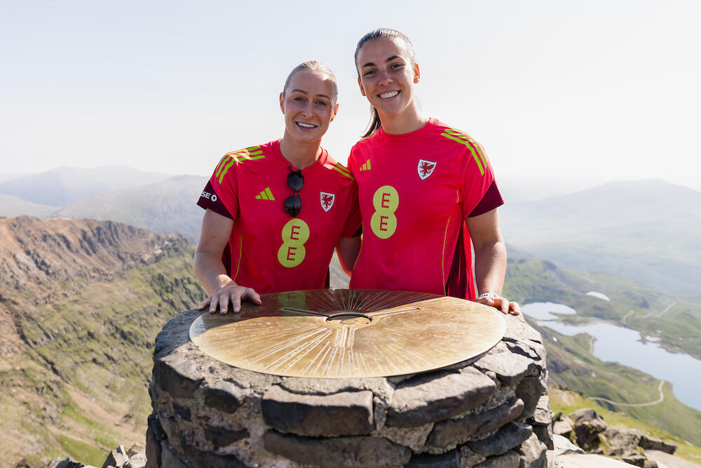 Rhiannon Roberts ac Olivia Clark ar gopa'r Wyddfa