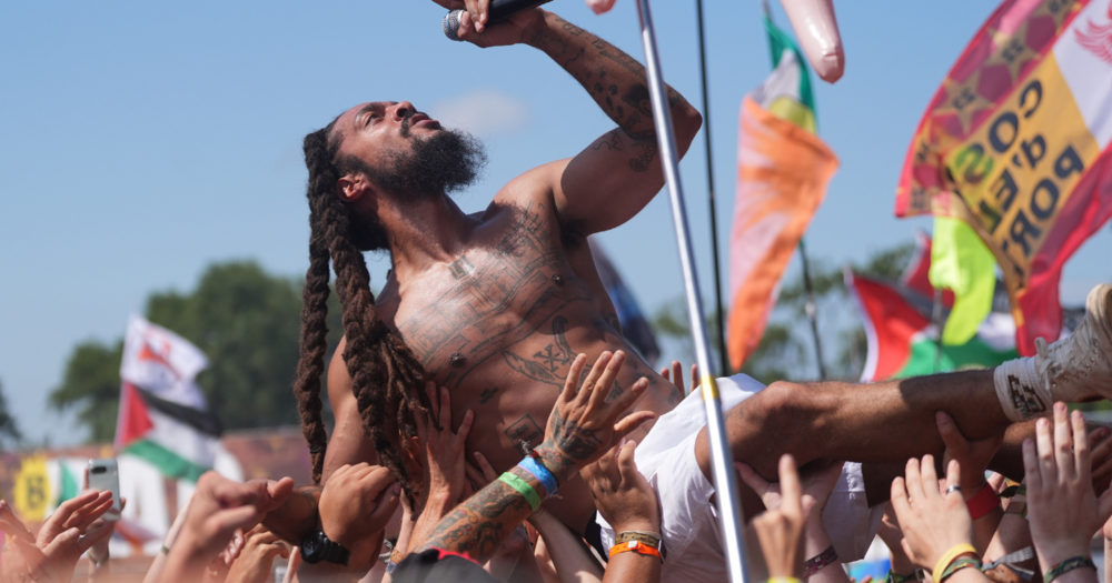 Bob Vylan yn Glastonbury 2025