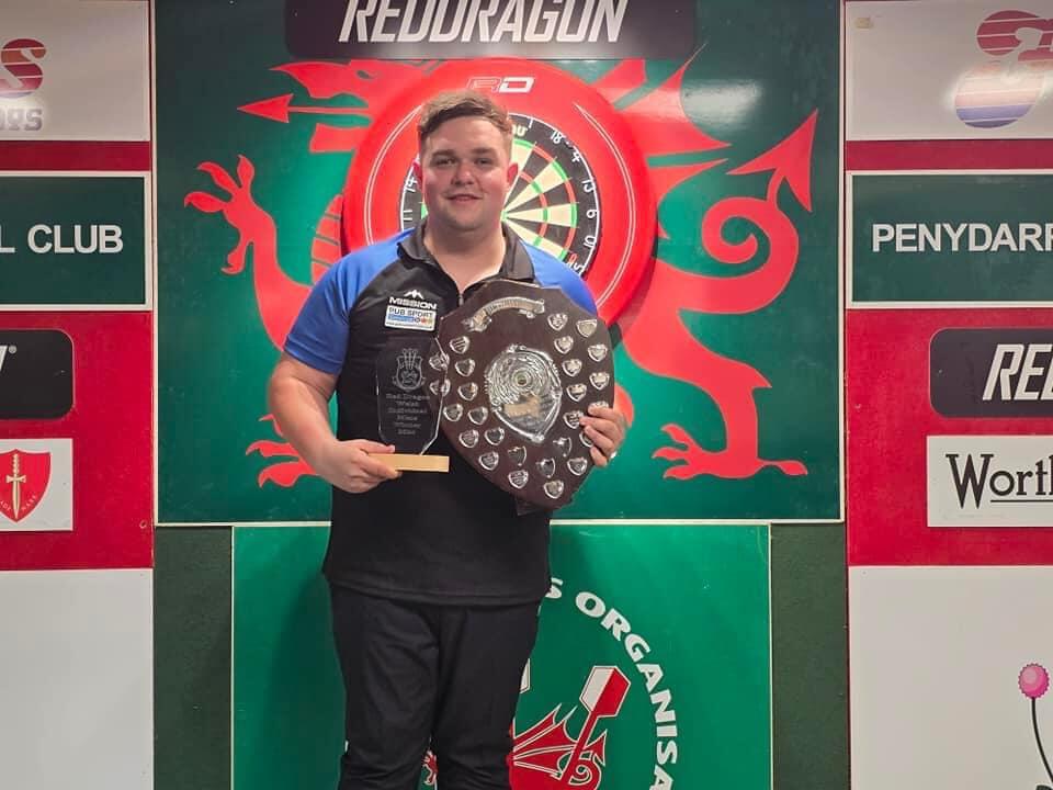 Llew Bevan wedi iddo gael ei goroni'n Pencampwr Cymru