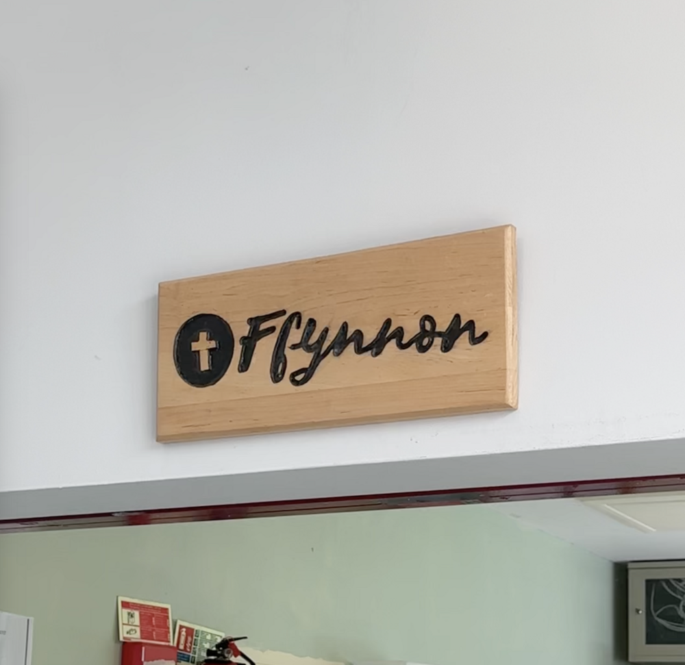 Mae'r tri pherson ifanc yn mynychu Eglwys Ffynnon yn Llandysul