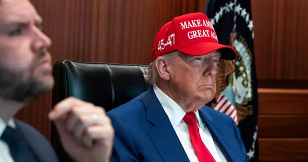 Donald Trump yn y 'Situation Room'.