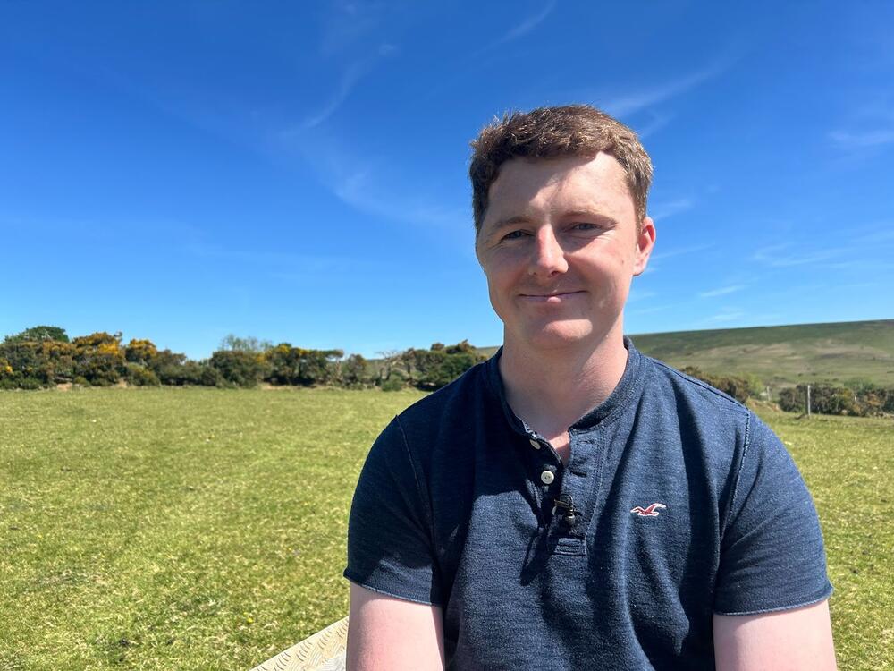 Ifor Jones o Lanllwni yn siarad ar raglen Y Byd ar Bedwar
