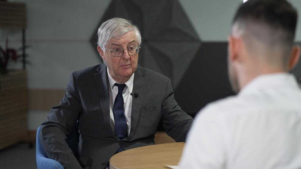 Mae nifer y siaradwyr Cymraeg ar ei isaf ers wyth mlynedd, ond mae Mark Drakeford am i’r iaith berthyn i bawb. (Llun: ITV Cymru Wales)