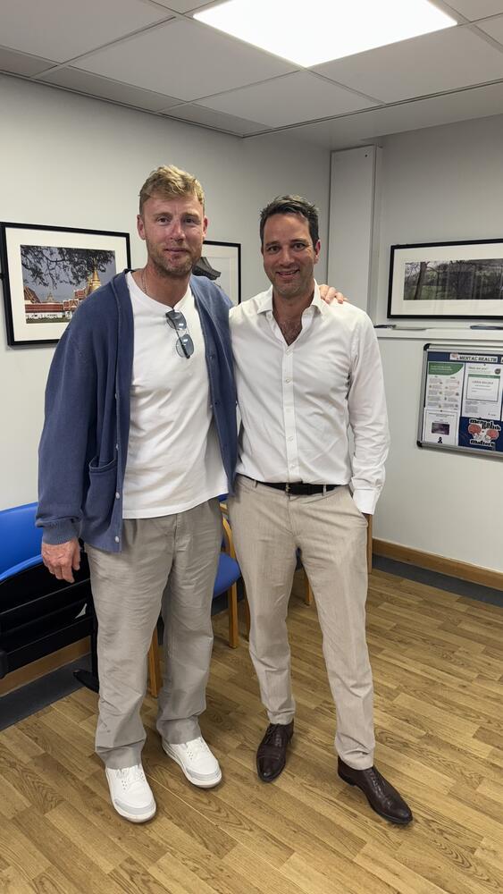 Freddie Flintoff gyda'r llawfeddyg Jahrad Haq
