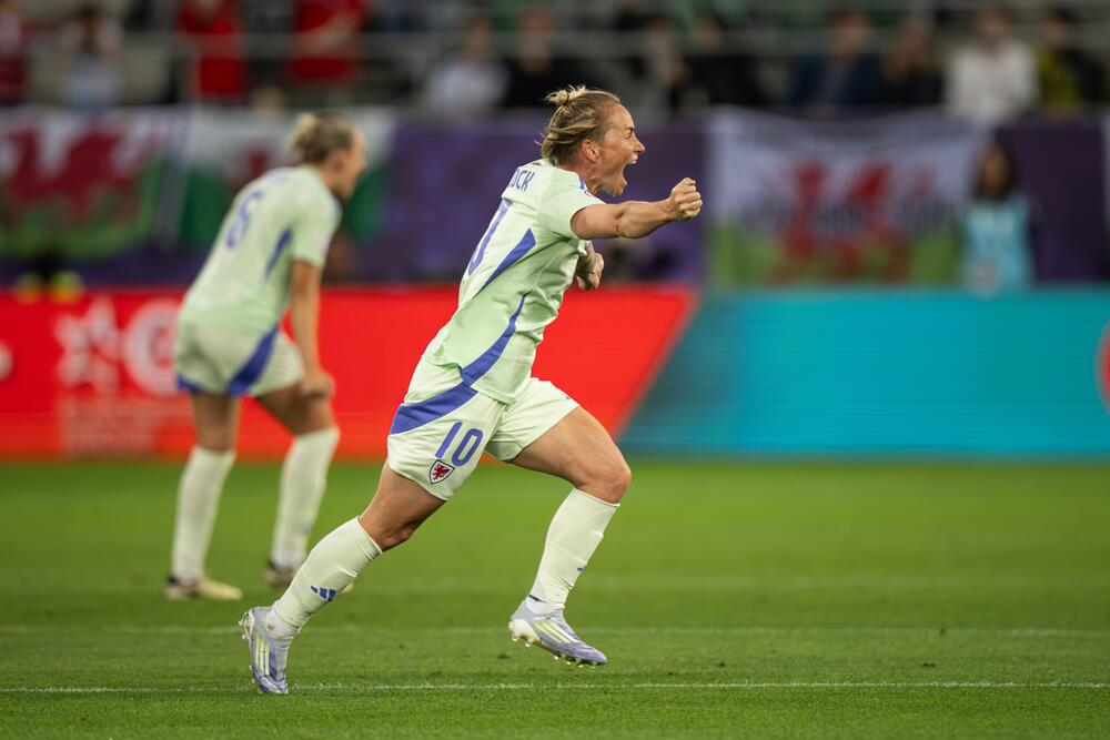 Jess Fishlock yn dathlu sgorio gol gyntaf Cymru mewn prif bencampwriaeth