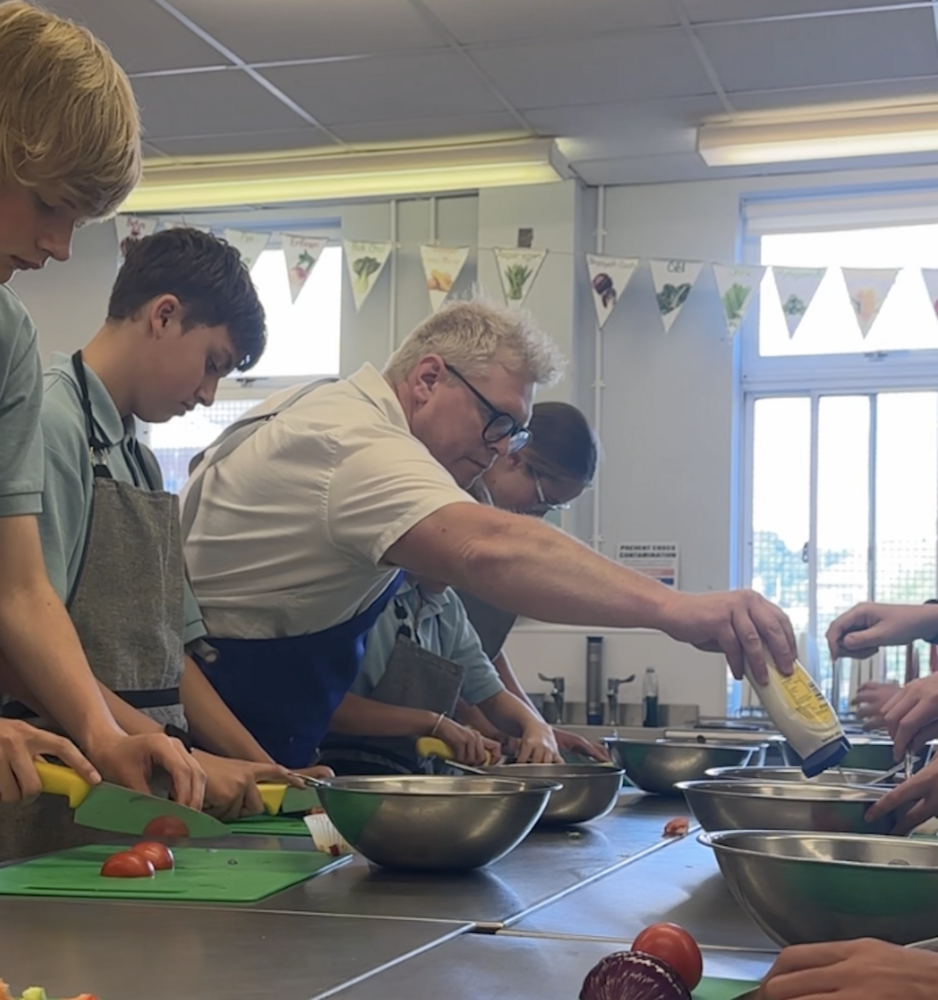 Yn ogystal â dysgu, mae Lloyd Henry yn cynnig sesiynau coginio tu allan i'r ysgol