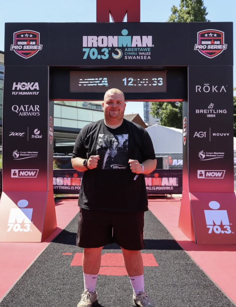 Owen Peddle yn Abertawe cyn cystadlu yn Ironman