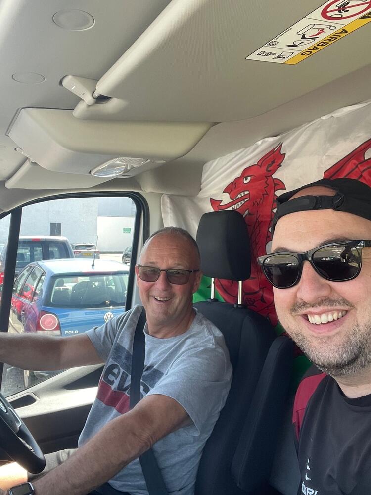 Alwyn Roberts a Tom Rogers ar eu ffordd i'r gemau ar ynys Orkney