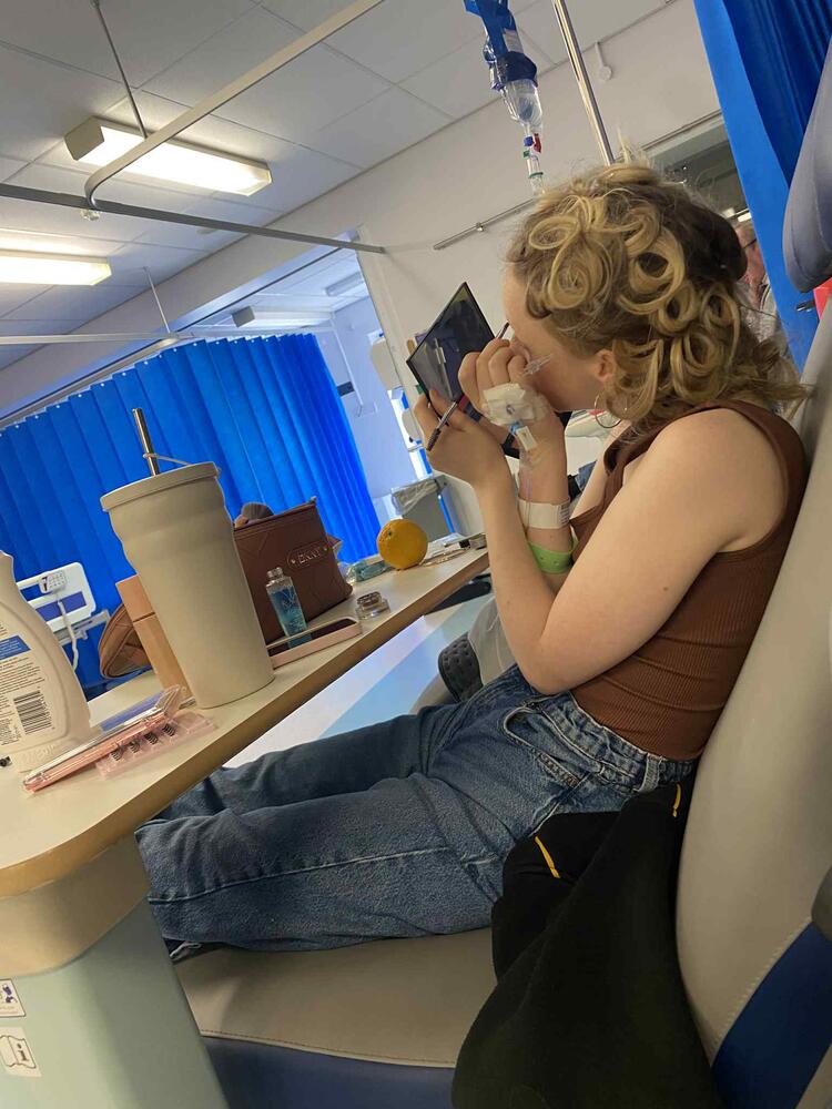Mae Enlli yn awyddus i rannu ei phrofiad ar TikTok i godi ymwybyddiaeth ymysg pobl ifanc