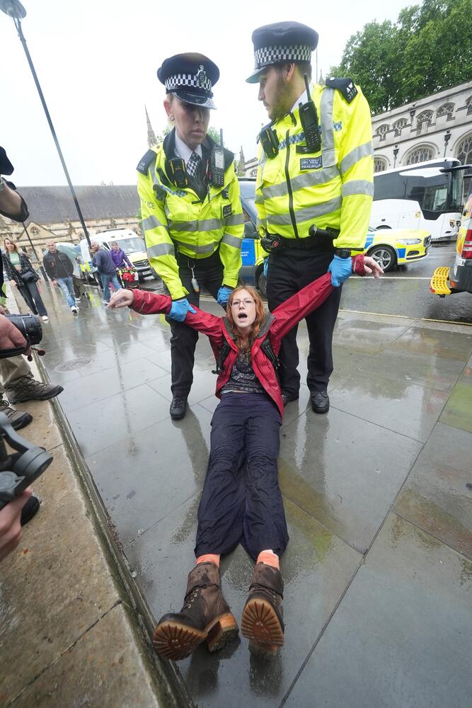Protestiwr yn Llundain