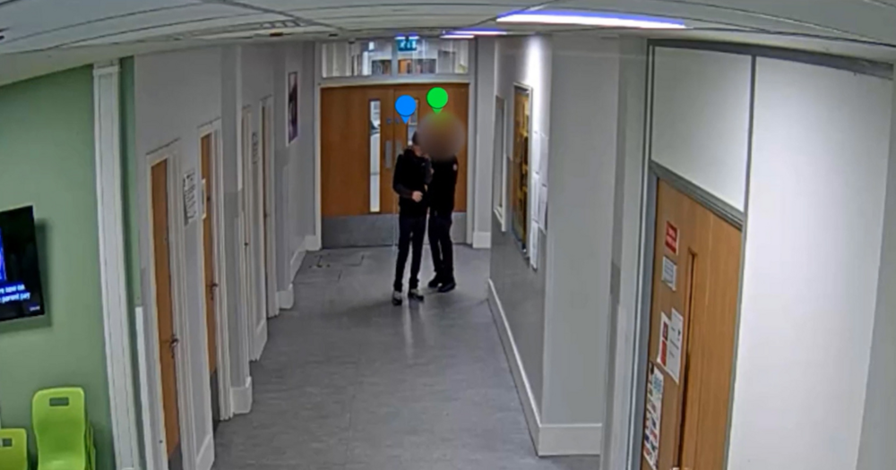 Lluniau CCTV gan Heddlu De Sir Efrog o'r diffynnydd yn gwthio Harvey