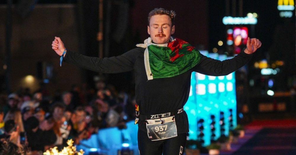 Guto Evans yn cwblhau ei her Ironman