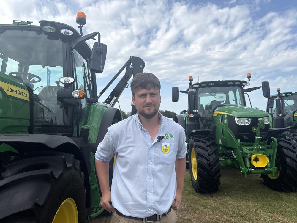 Mae Huw Jones yn rheolwr gwerthiannau i gwmni Mona Tractors.