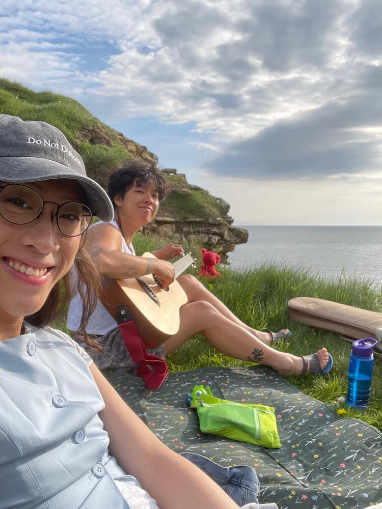 Jien (yn gwisgo'r cap a sbectol) gyda un o'u ffrindiau pennaf, Jia Wei Lee