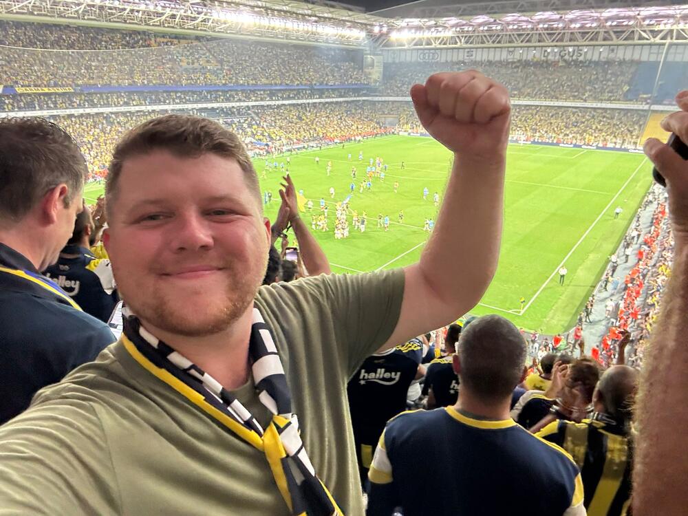 Yn y dorf yn gwylio Fenerbahçe yn erbyn Feyenoord. Llun: John McAllister