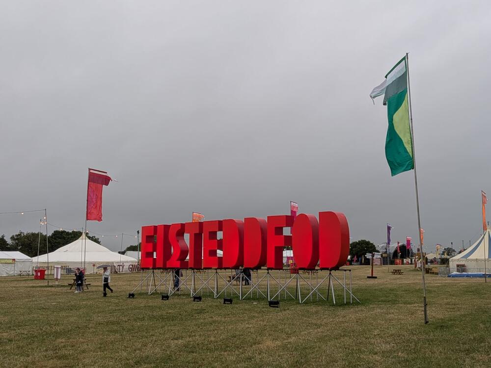 Roedd hi'n fore gwyntog ar Faes yr Eisteddfod ddydd Llun