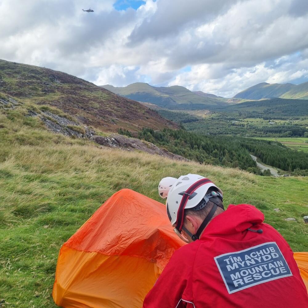 Cafodd y dyn ei asesu gan ddoctor ar y mynydd