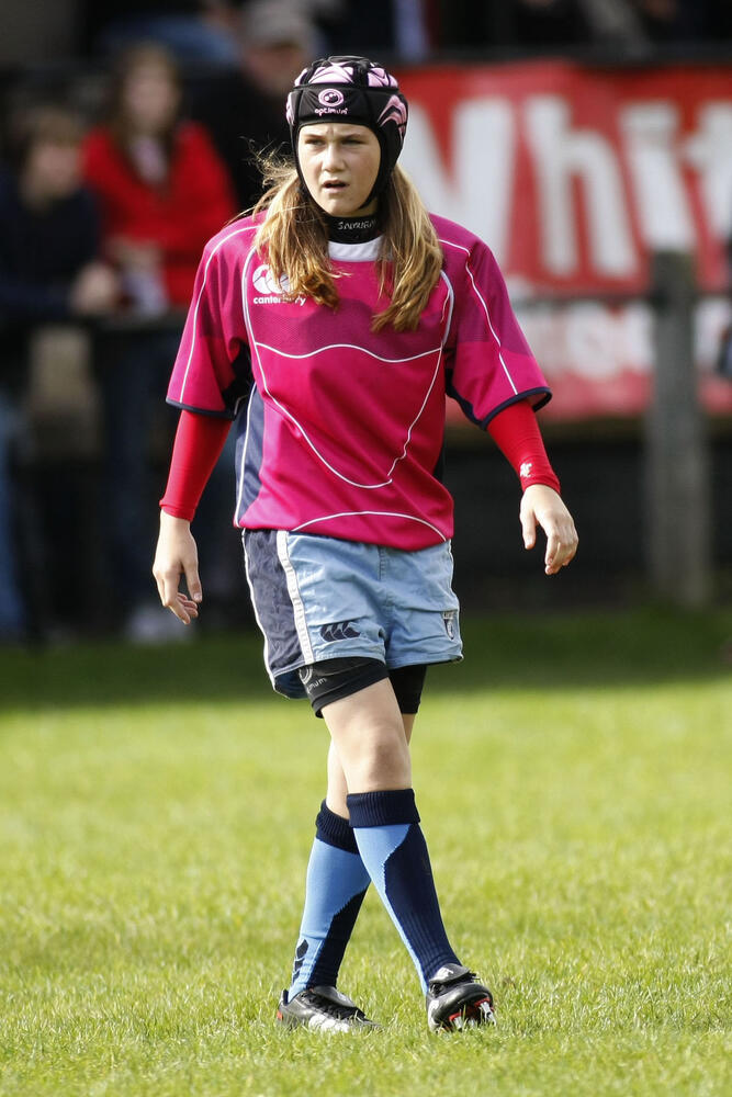 Megan Jones yn chwarae dros merched Gleision Caerdydd