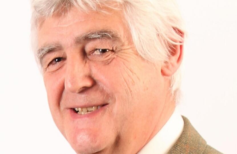 Y Cynghorydd Les George