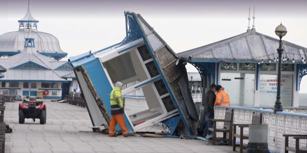 Peth o'r difrod yn ystod Storm Darragh