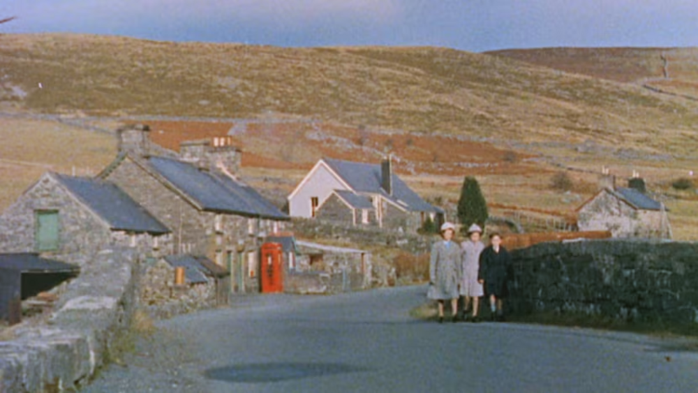 Roedd gan bentref Capel Celyn ysgol, capel a swyddfa bost.