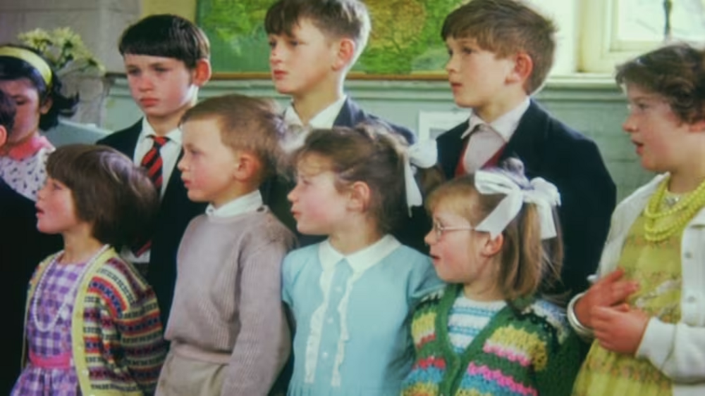 Llun o ddisgyblion ar eu diwrnod olaf yn yr ysgol yng Nghapel Celyn cyn i’r pentref gael ei ddymchwel.