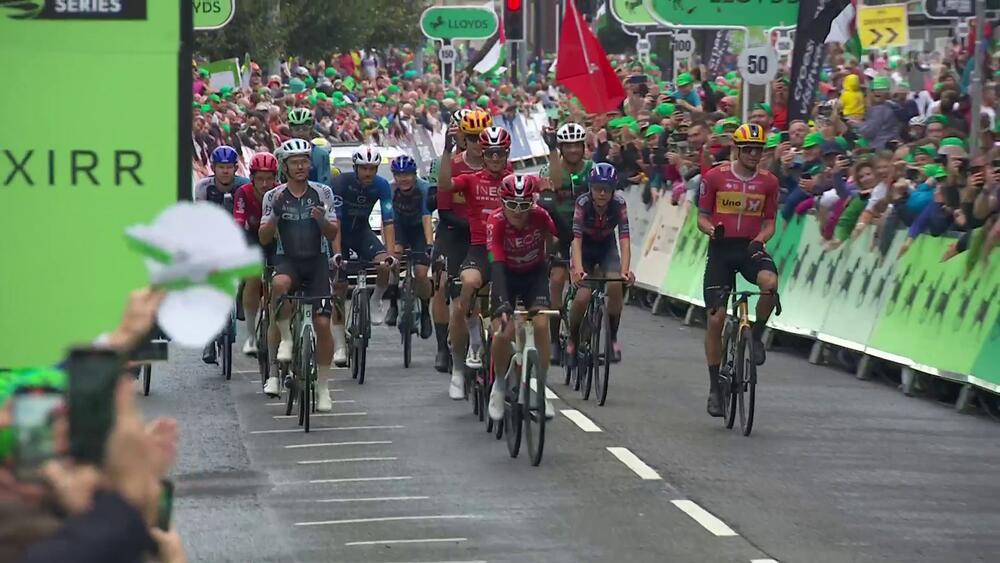 Geraint Thomas yn croesi'r llinell derfyn