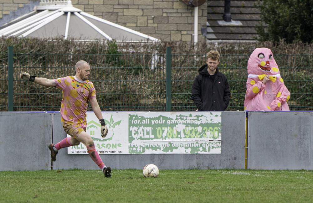 Mr Blobby yn Llaniltud Fawr