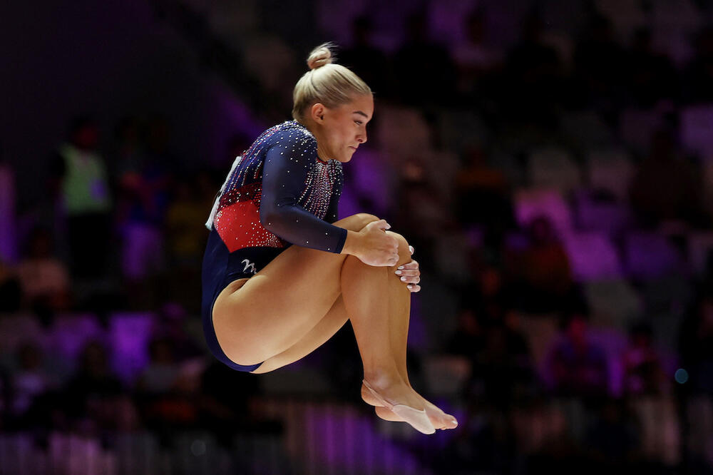 Ruby Evans yn cystadlu yn Jakarta dros y penwythnos. Llun: Reuters