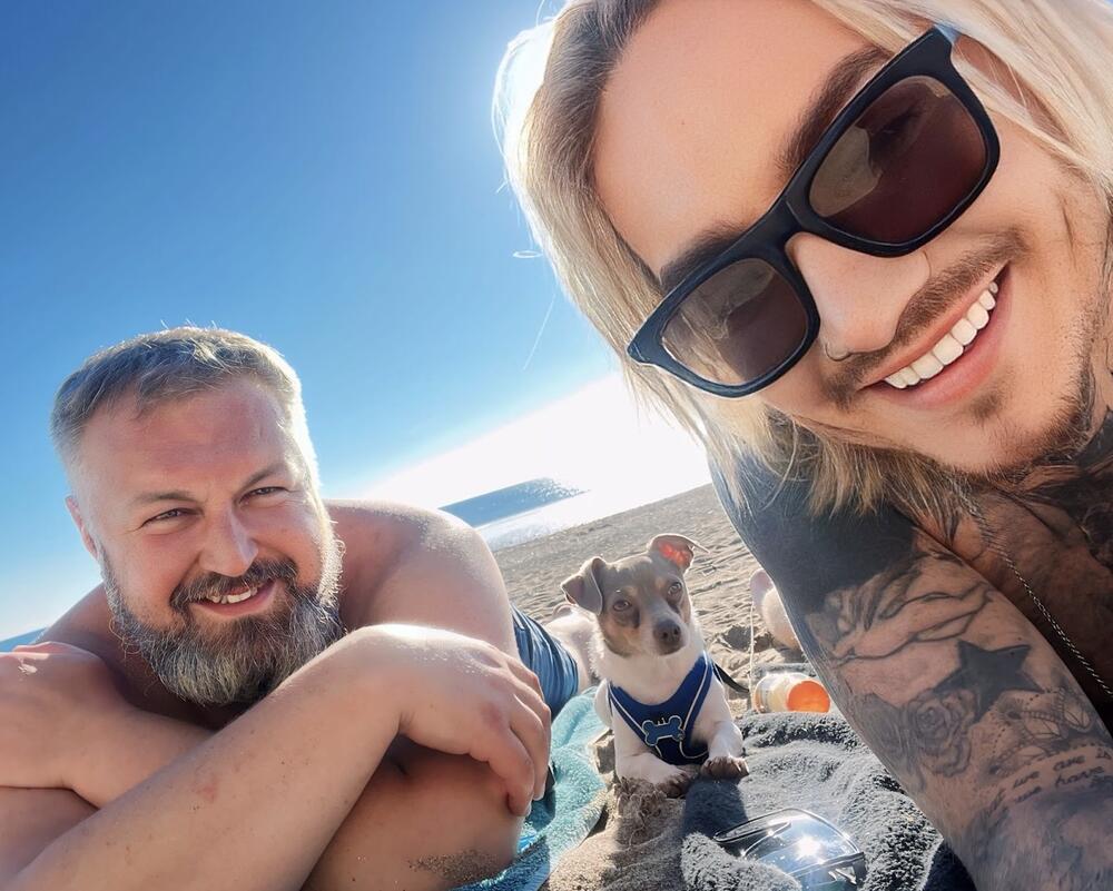 Gall canlyniad prawf genetig Matthew (dde) newid cwrs ei fywyd e a’i bartner, Alex. (Llun Cyfrannwr)