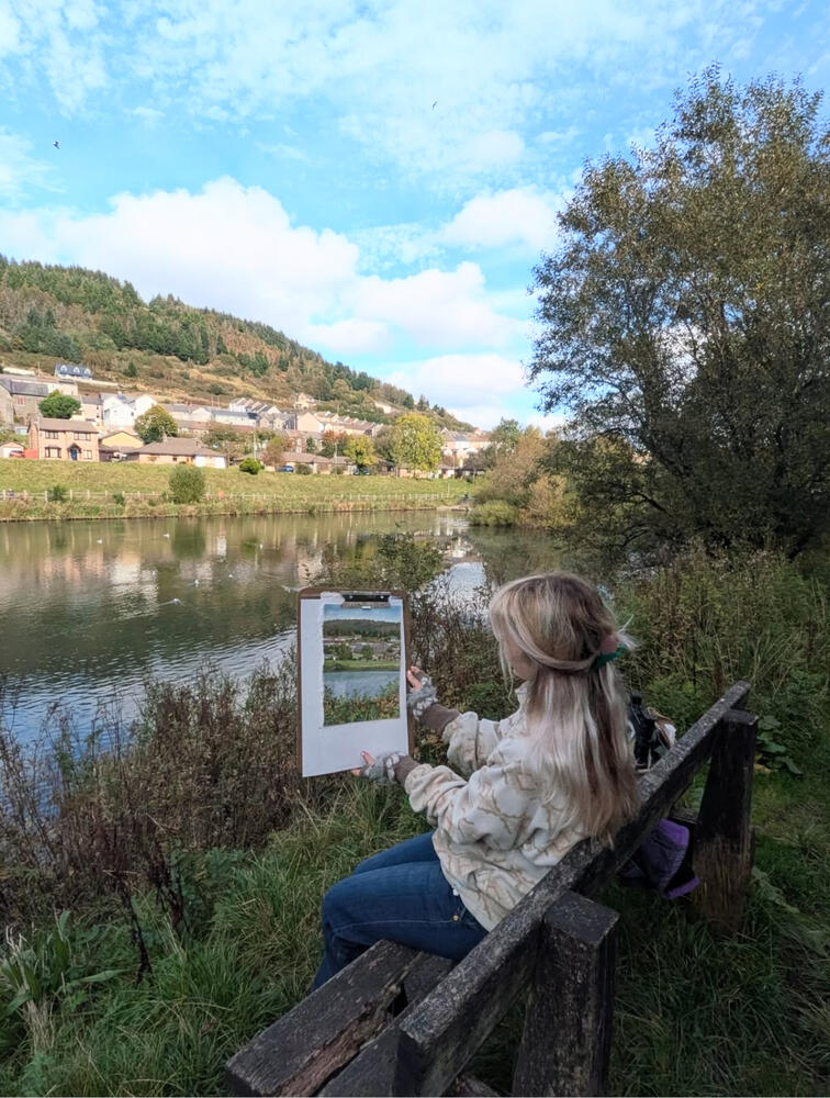 Rachel yn baentio ger Afonydd Clydach