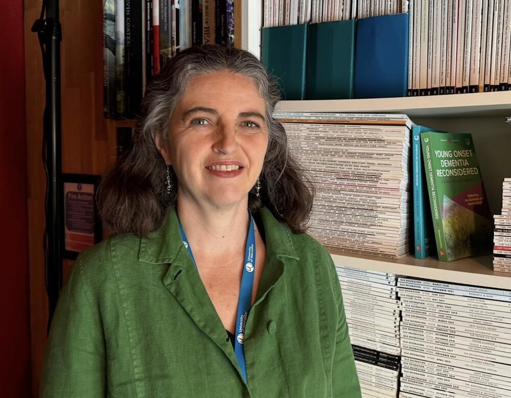 Mae Dr Catrin Hedd Jones yn Uwch Ddarlithydd yn y Gymdeithas ar gyfer Astudiaethau Dementia ym Mhrifysgol Worcester (Llun: Y Byd ar Bedwar)