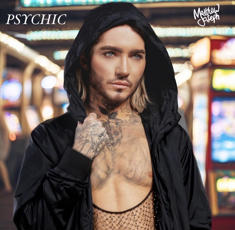 Mae Matthew wedi cyhoeddi cân newydd er cof am ei fam, Jill. (Llun Cyfrannwr)