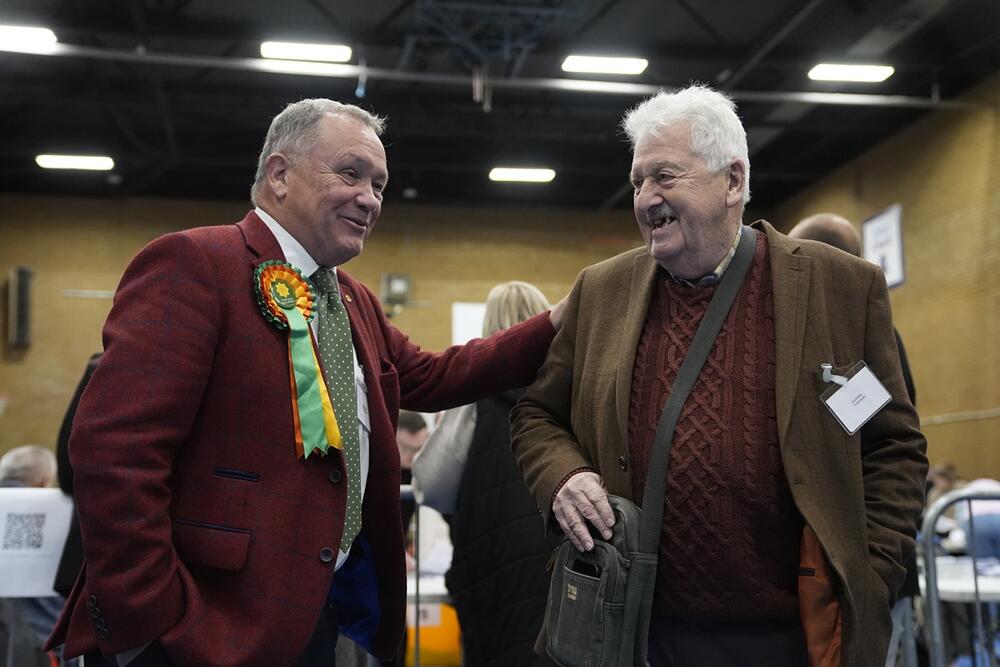 Lindsay Whittle a Gareth Hughes, ymgeiswyr Plaid Cymru a'r Blaid Werdd yn y cyfri'