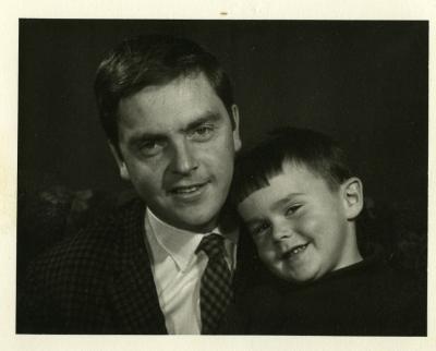 Huw Edwards gyda'i dad