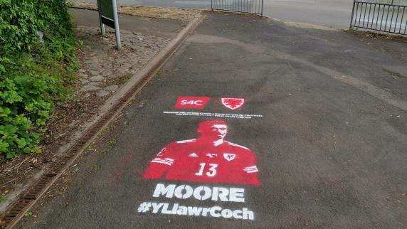 Kieffer Moore - Llawr Coch.jpg