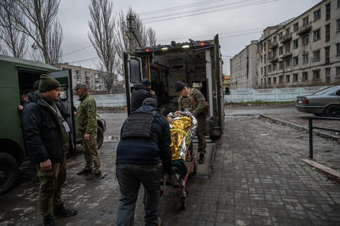 Meddygon o Global Outreach Doctors yn cludo cleifion o glinig i ysbyty yn Donetsk Oblast.